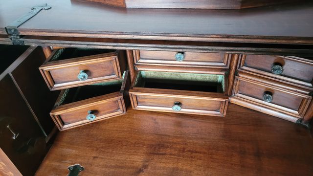 Cassettiera con scrivania e cassettini interni