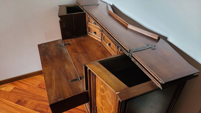 Cassettiera con scrivania e cassettini interni