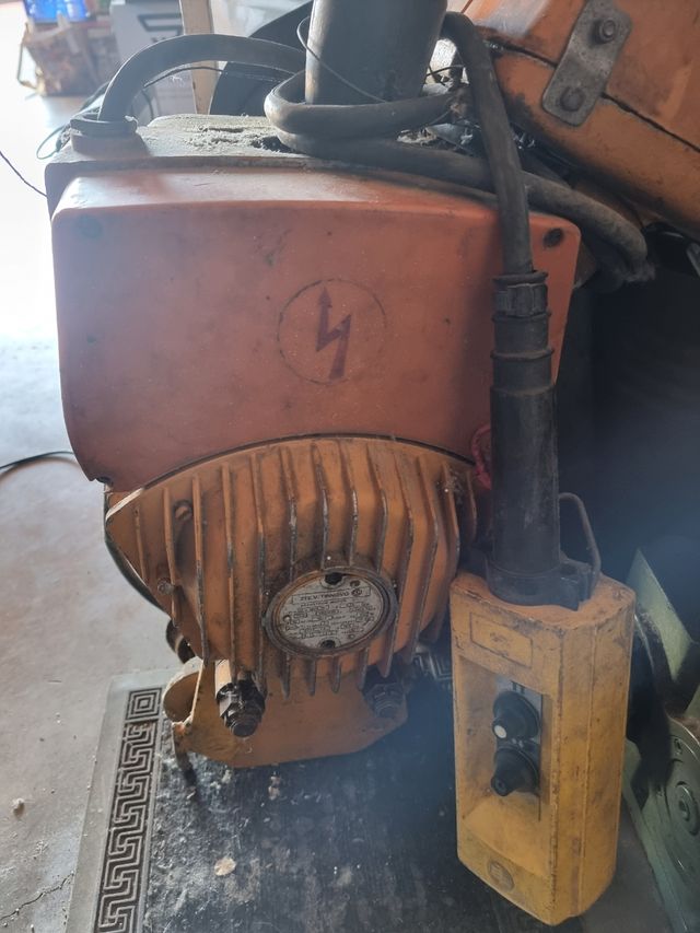 Polipasto Tirnovo de cadena eléctrico.