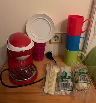 Cafetera de color rojo, y accesorios de juguete.