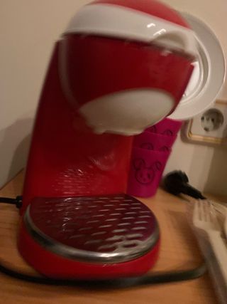 Cafetera de color rojo, y accesorios de juguete.