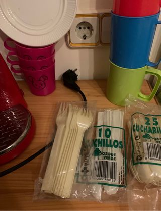 Cafetera de color rojo, y accesorios de juguete.