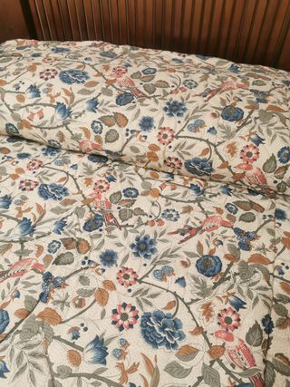 2 Colchas-edredón para camas con piecera. 