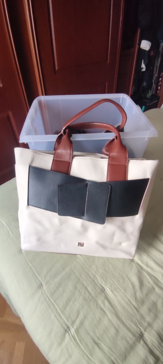 Bolso de piel , Gloria Ortiz.