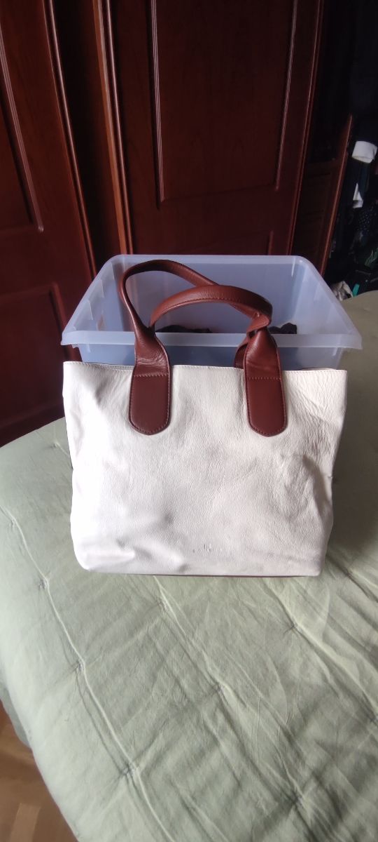 Bolso de piel , Gloria Ortiz.