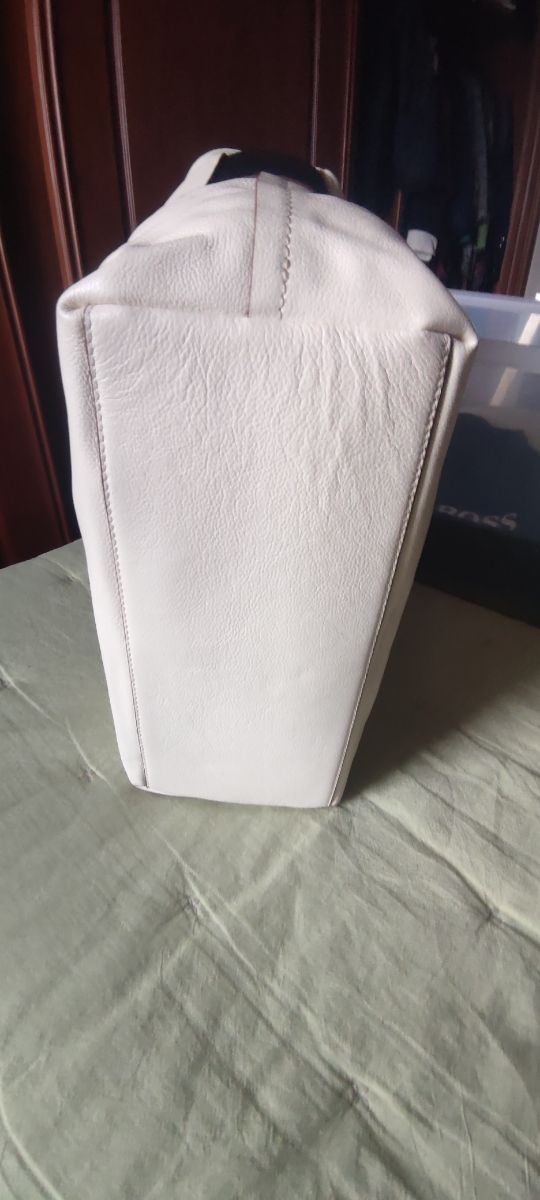 Bolso de piel , Gloria Ortiz.