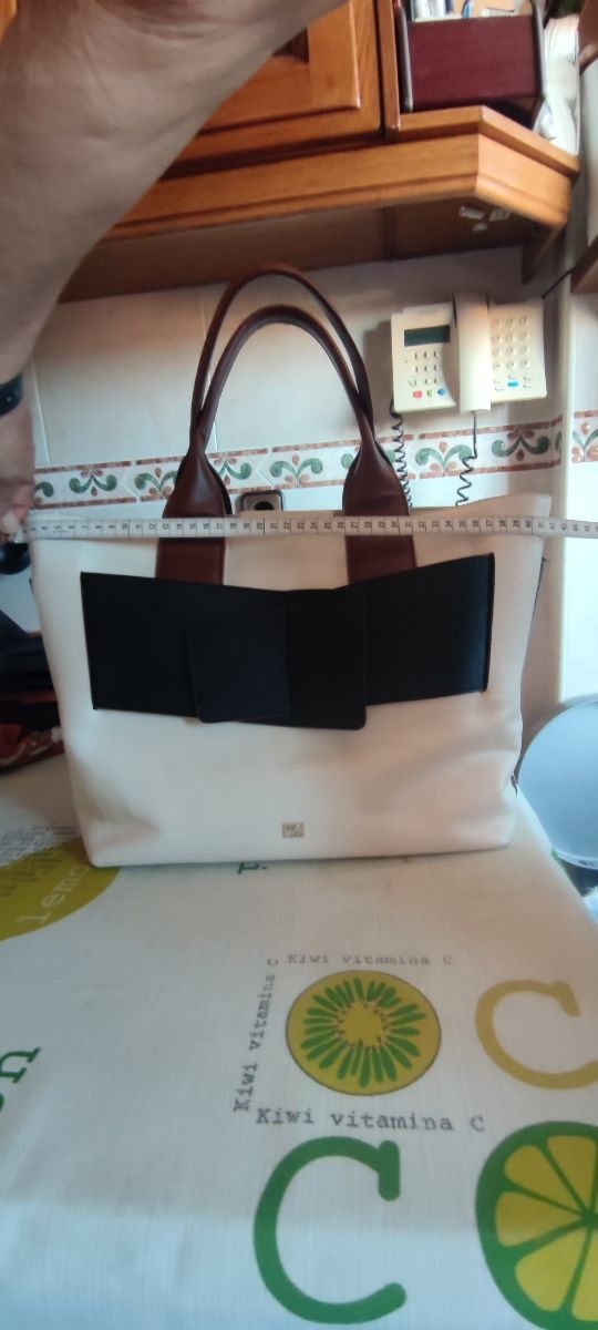 Bolso de piel , Gloria Ortiz.