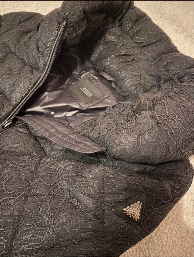 Plumifero joya con encaje Guess