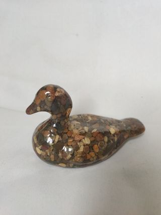 Anatra in vetro riempita di piccole pietrine