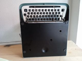 Maquina de escribir Olivetti Pluma 22