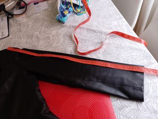 chaqueta de cuero entallada.