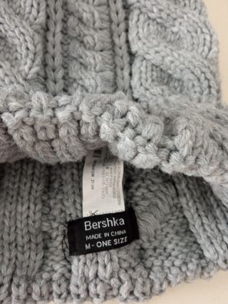 Gorro de Bershka.