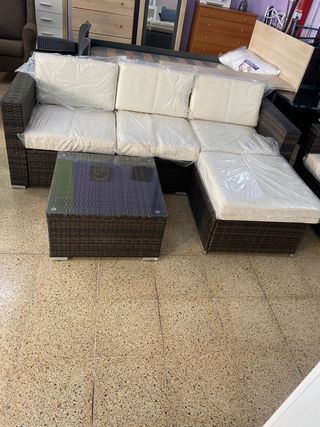 Sofá Cherlong de terraza con mesa decentro