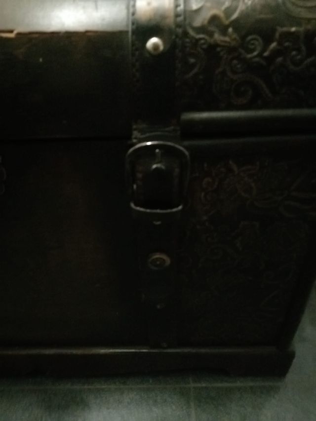 Baúl antiguo de cuero