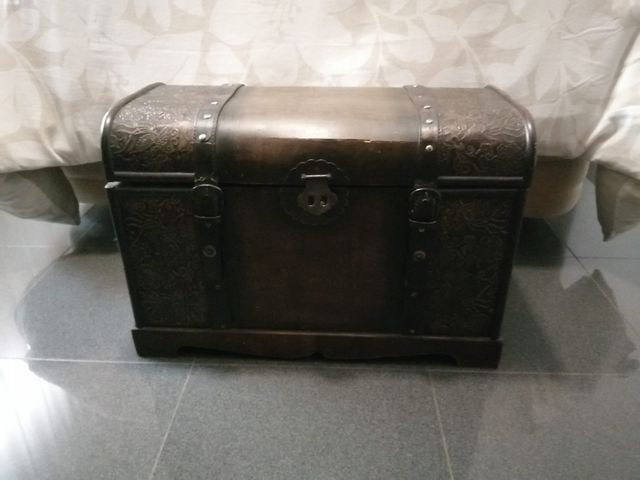 Baúl antiguo de cuero