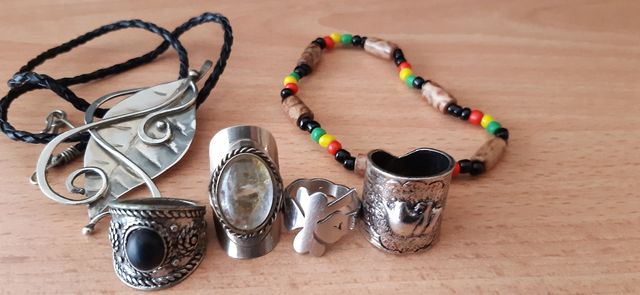 anillos y colgantes etc.