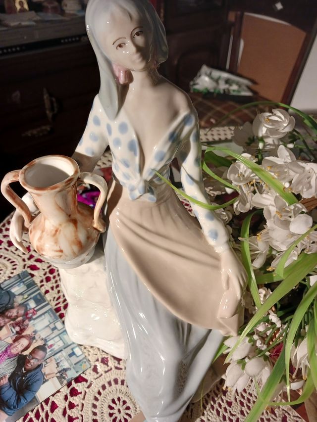 Figura de mujer en porcelana