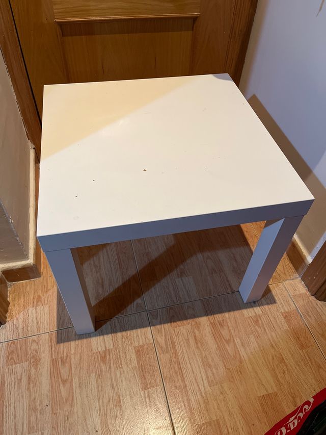 Mesa blanca cuadrada