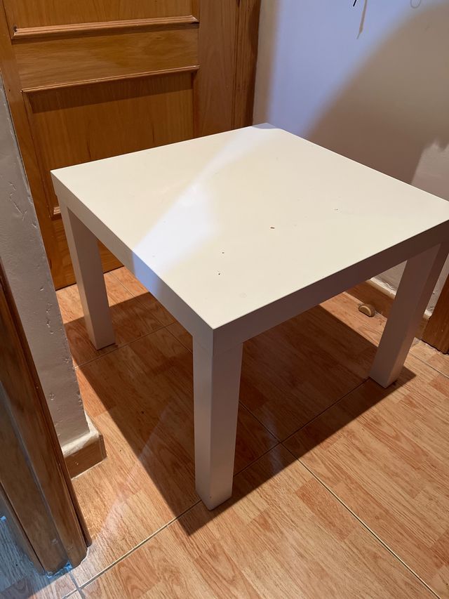 Mesa blanca cuadrada