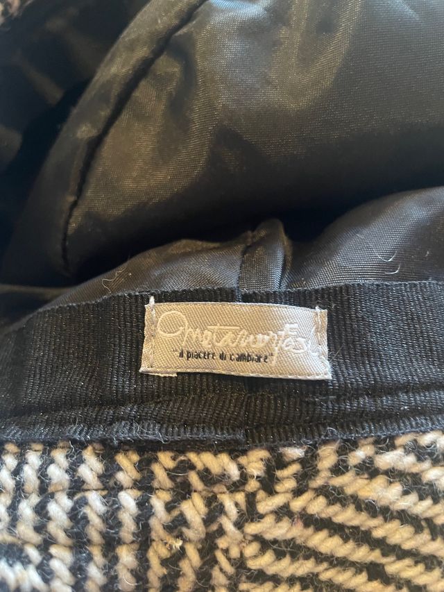 Cappello in lana con fiori applicati