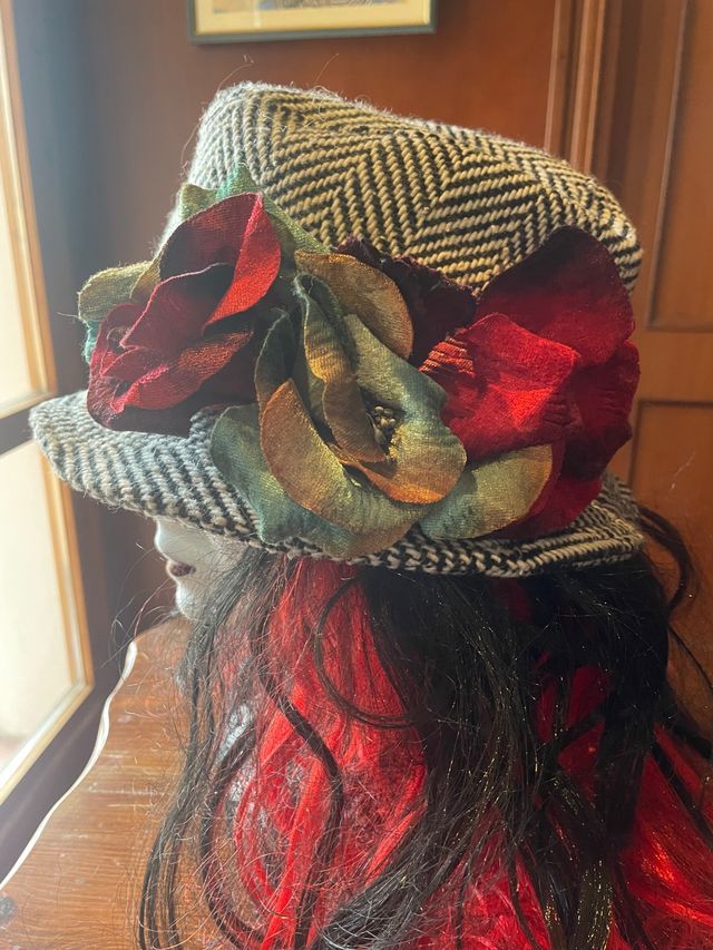 Cappello in lana con fiori applicati