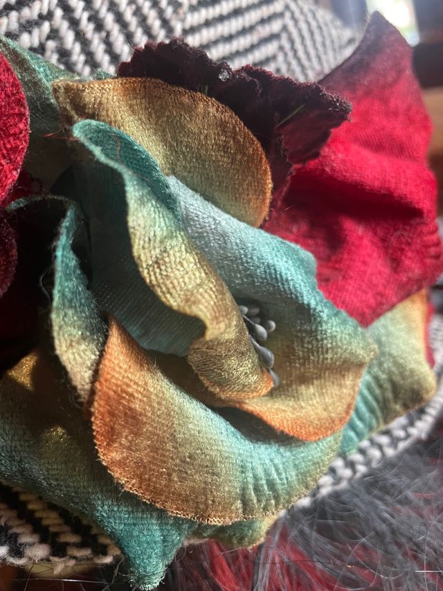 Cappello in lana con fiori applicati