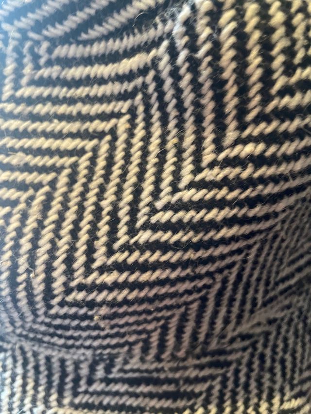 Cappello in lana con fiori applicati