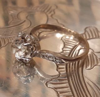 Anillo de oro y diamantes