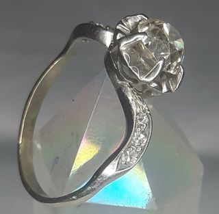 Anillo de oro y diamantes
