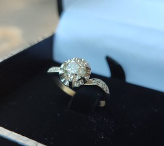 Anillo de oro y diamantes