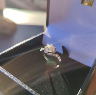 Anillo de oro y diamantes