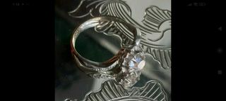 Anillo de oro y diamantes