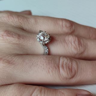 Anillo de oro y diamantes