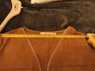 Vestido Tela Estilo antelina. Escote cremallera. A