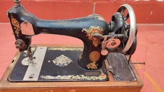 Maquina de coser Antigua