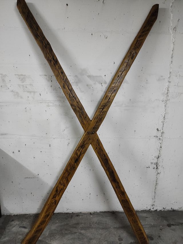 Suporte rústico em madeira para casa restaurada