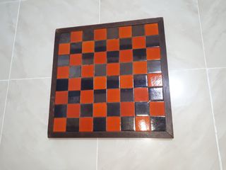 Ajedrez muy antiguo de azulejo y madera