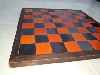 Ajedrez muy antiguo de azulejo y madera