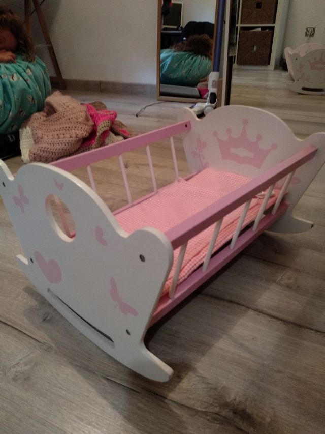 Cuna muñecas