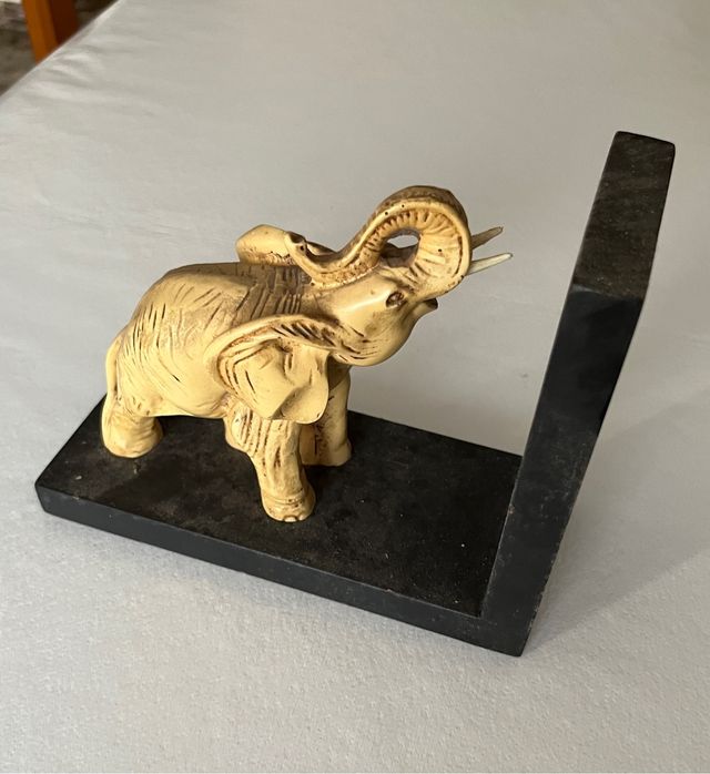 Sujeta libros de elefante