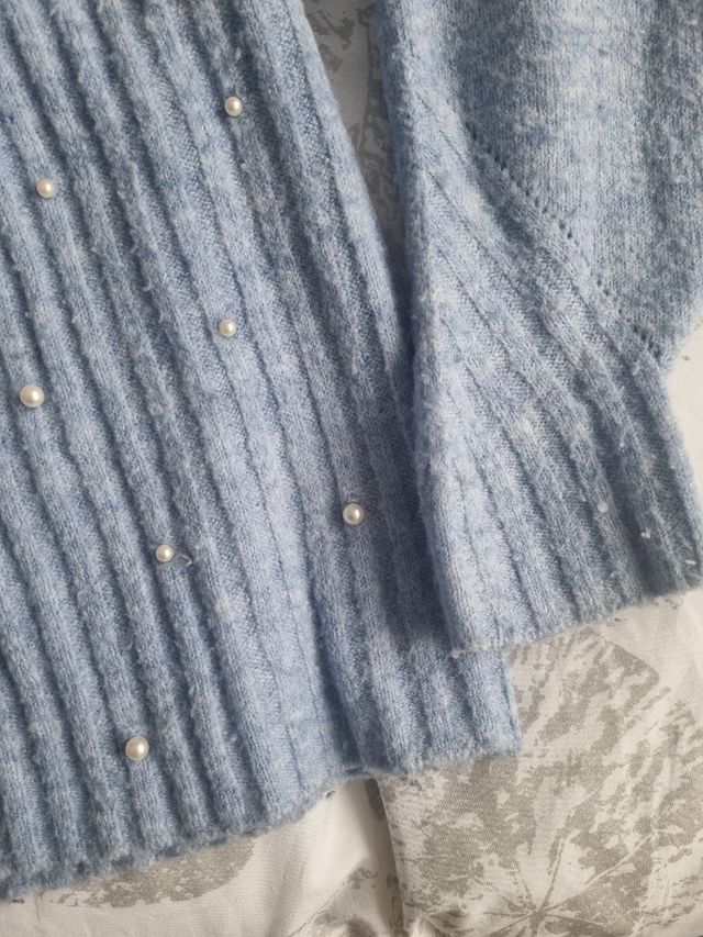 Jersey celeste con perlas MANGO. Talla M.