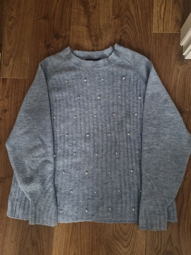 Jersey celeste con perlas MANGO. Talla M.