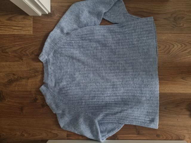 Jersey celeste con perlas MANGO. Talla M.