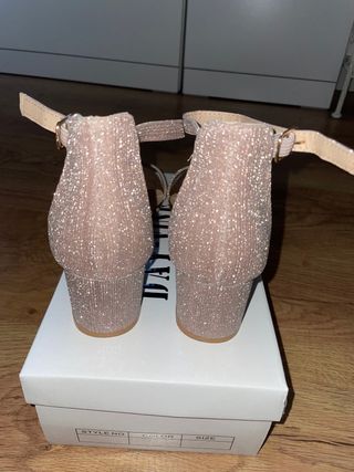 Sandalias de vestir nuevas