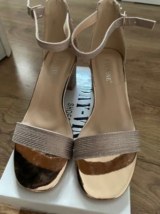 Sandalias de vestir nuevas