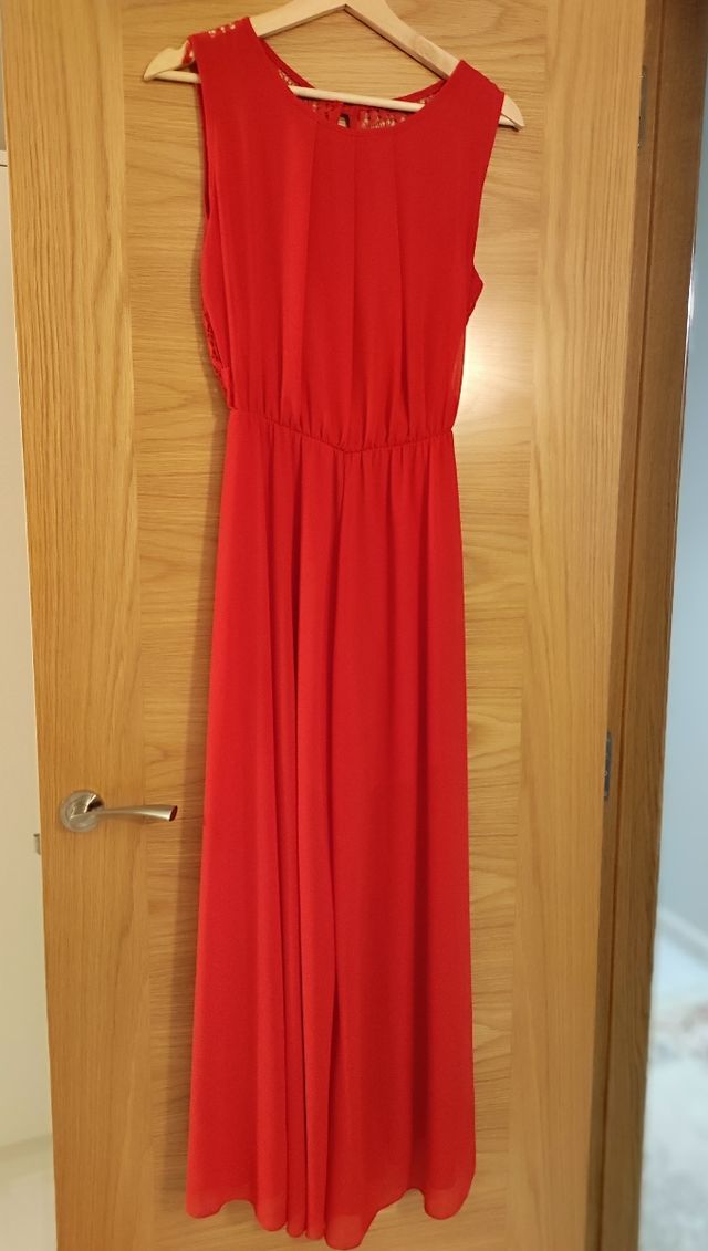 Mono de fiesta rojo con espalda semitransparente