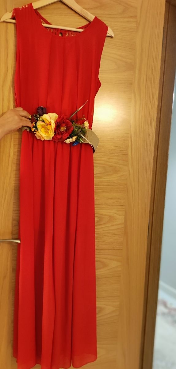 Mono de fiesta rojo con espalda semitransparente