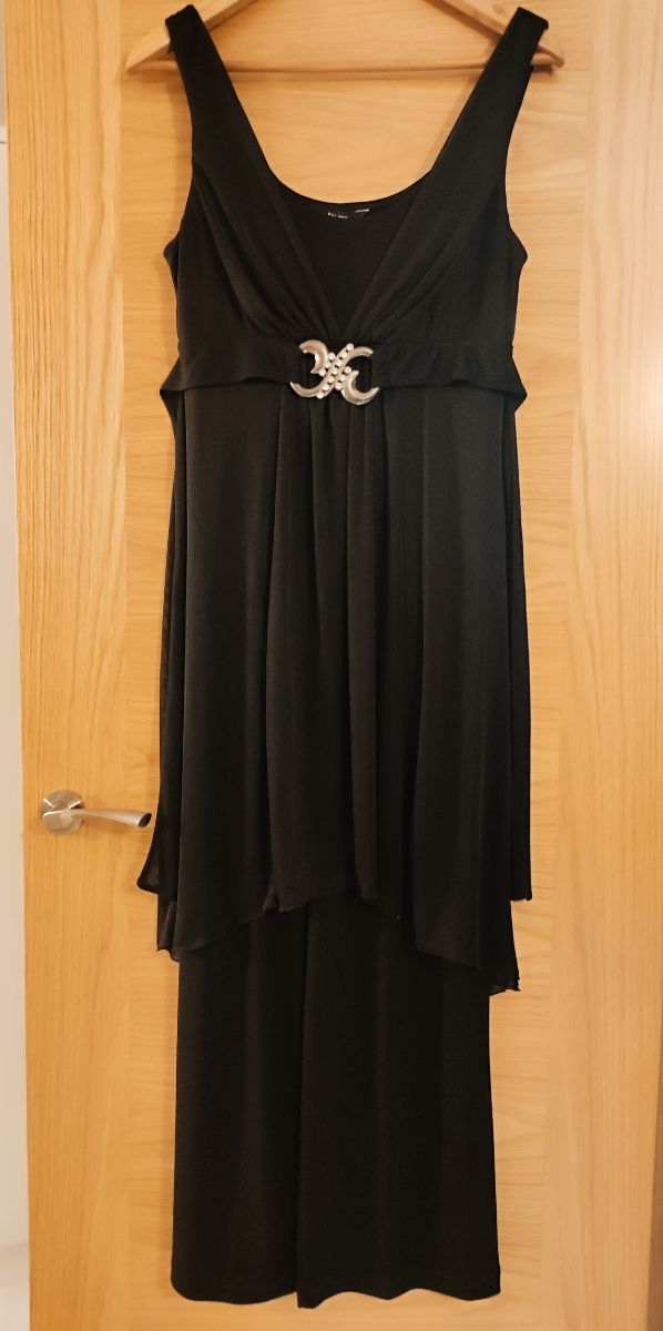 Mono negro con túnica de gasa transparente