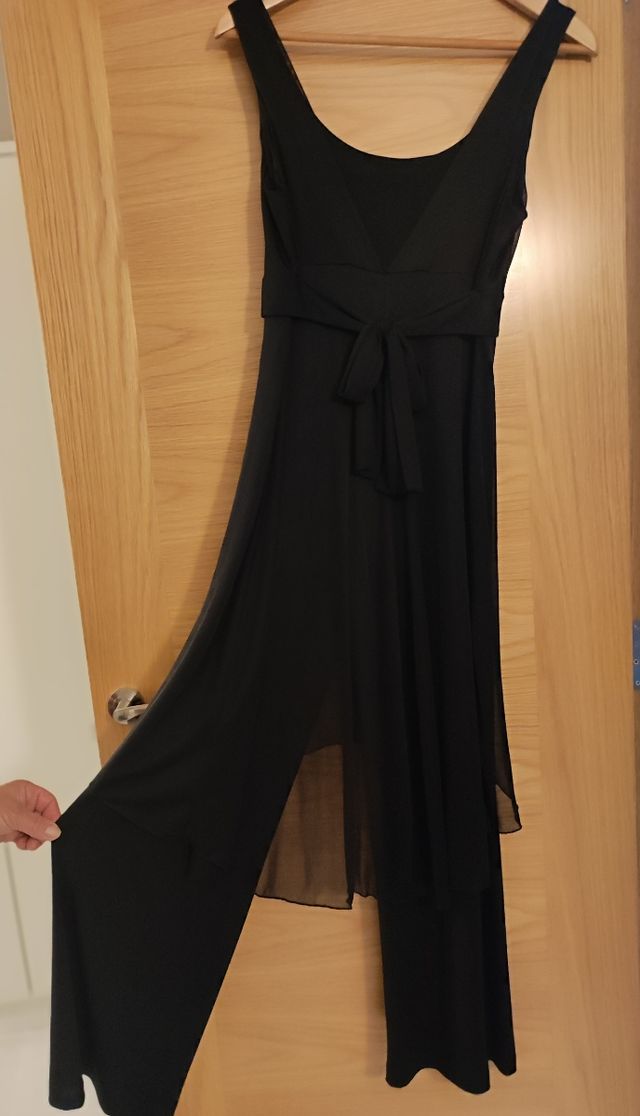 Mono negro con túnica de gasa transparente