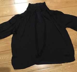 Blusa negra tela brillo